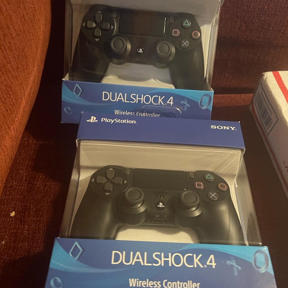 Ps4 DualShock wireless controllers. Set of 2